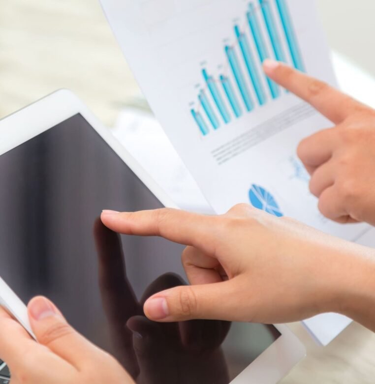 close-up-employee-pointing-tablet-1